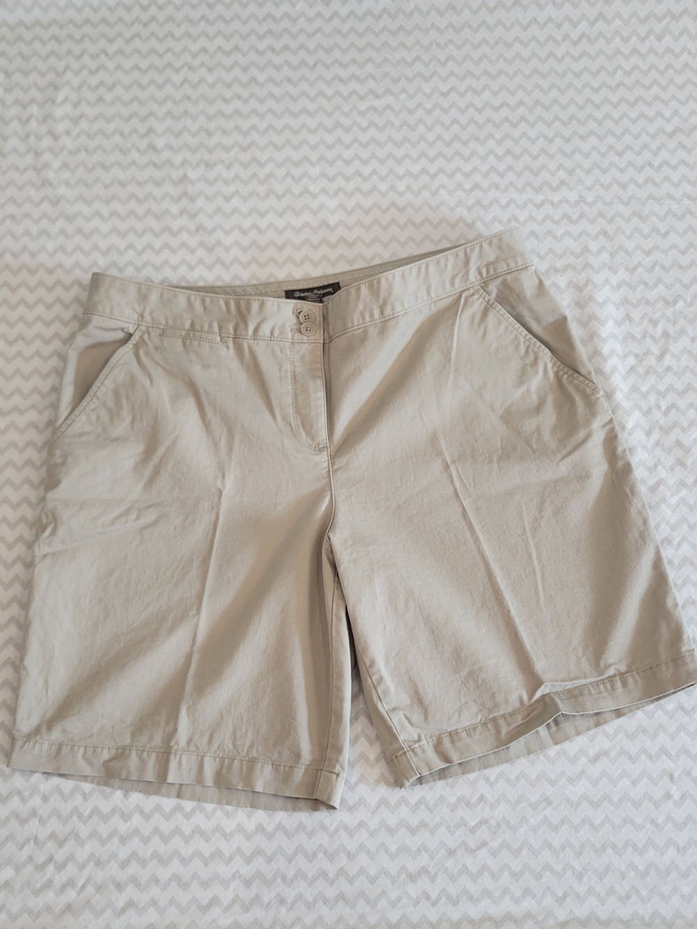Tommy Bahama Light Khaki Bermuda Shorts Womens Size 16